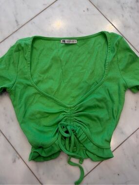 ZARA Green Ribbed Ruched Scoop-Neck Crop Top Size Small Short Sleeve V Neck